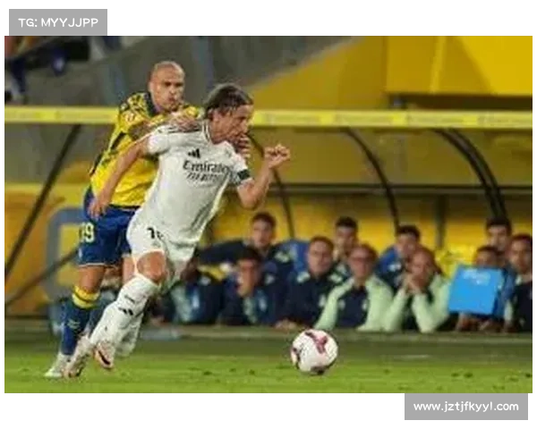 维尼修斯左腿不适被换下 皇马锋线再遭伤病困扰